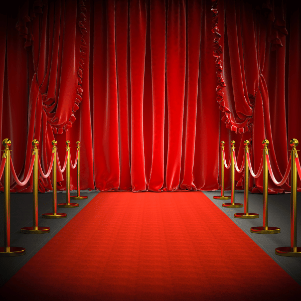 붉은색 까펫, 붉은색 융단 커튼이 드리워져 있는 공간 영화제를 입장하기 위한 입구를 연상한다..