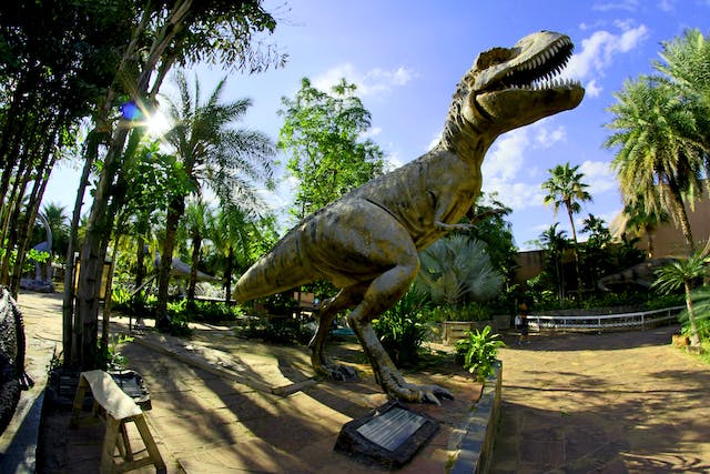 공원에 서 있는 거대한 공룡 석상